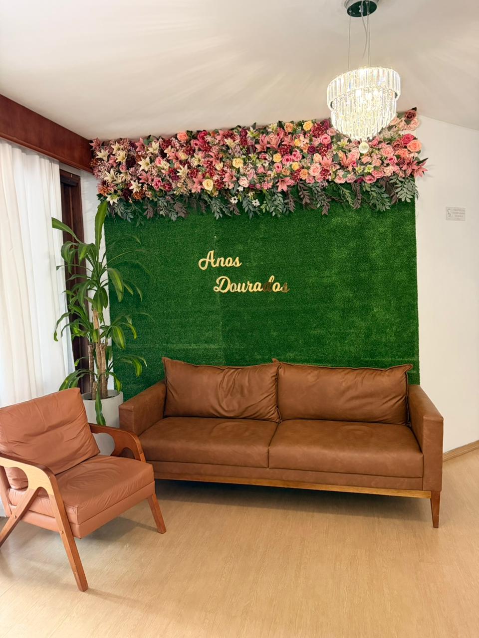 Sala de convivência com a parede floral Anos Dourados