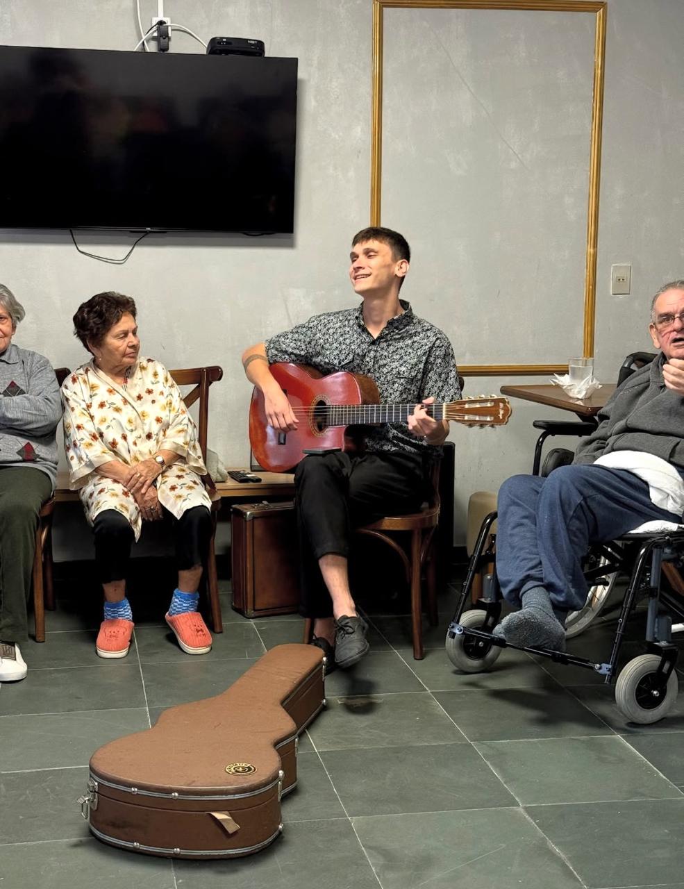 Apresentação de música ao vivo para os residentes